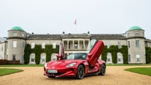 The MG Cyberster in front of the Goodwood House
